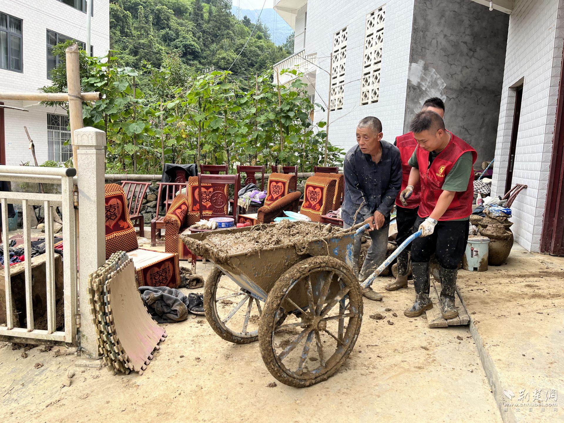 荊楚網(wǎng)（湖北日報網(wǎng)）：建始43名企業(yè)職工志愿抗洪搶險護家園