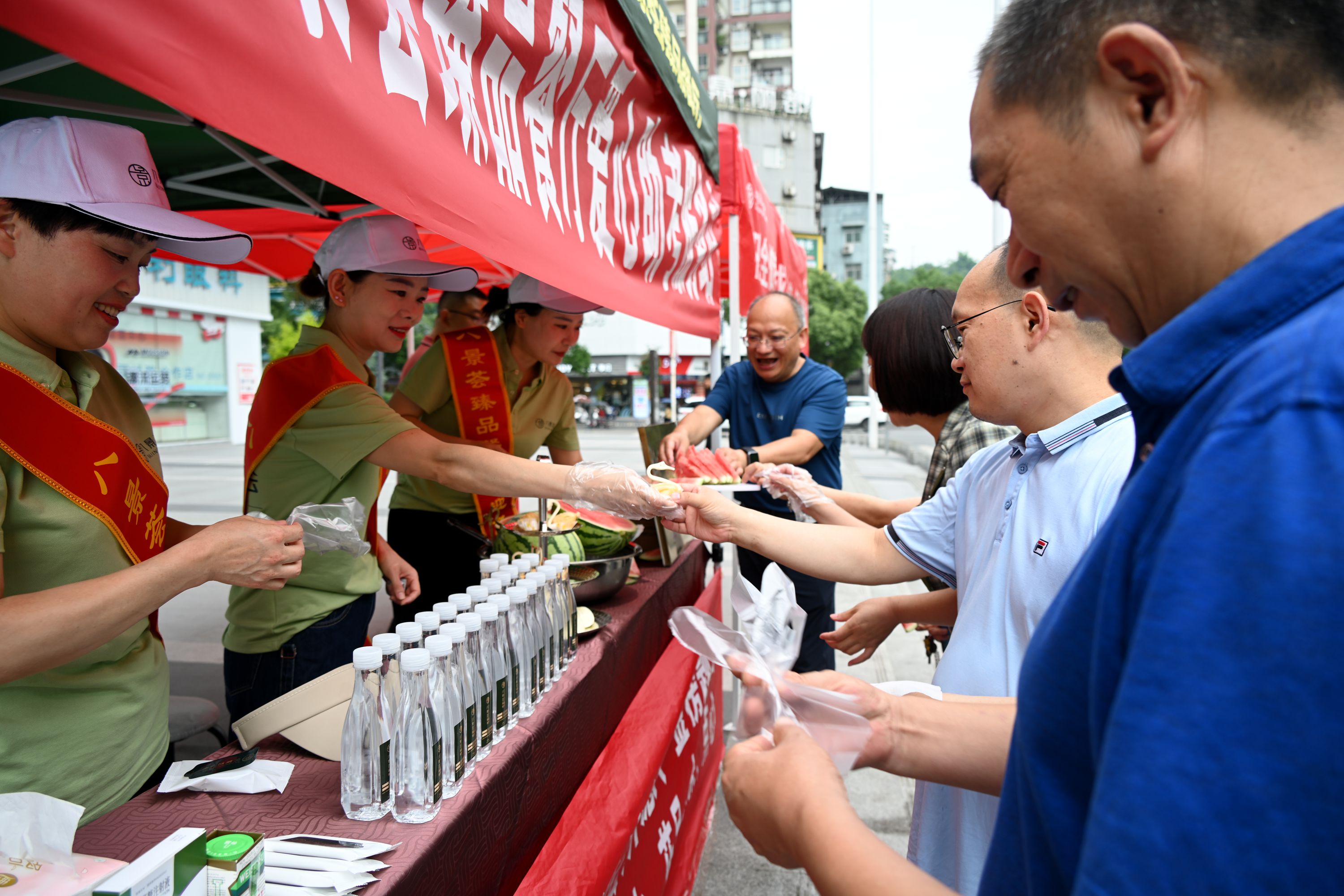 驛”路同行，建始縣總工會聯(lián)動星光天地商圈愛心助考